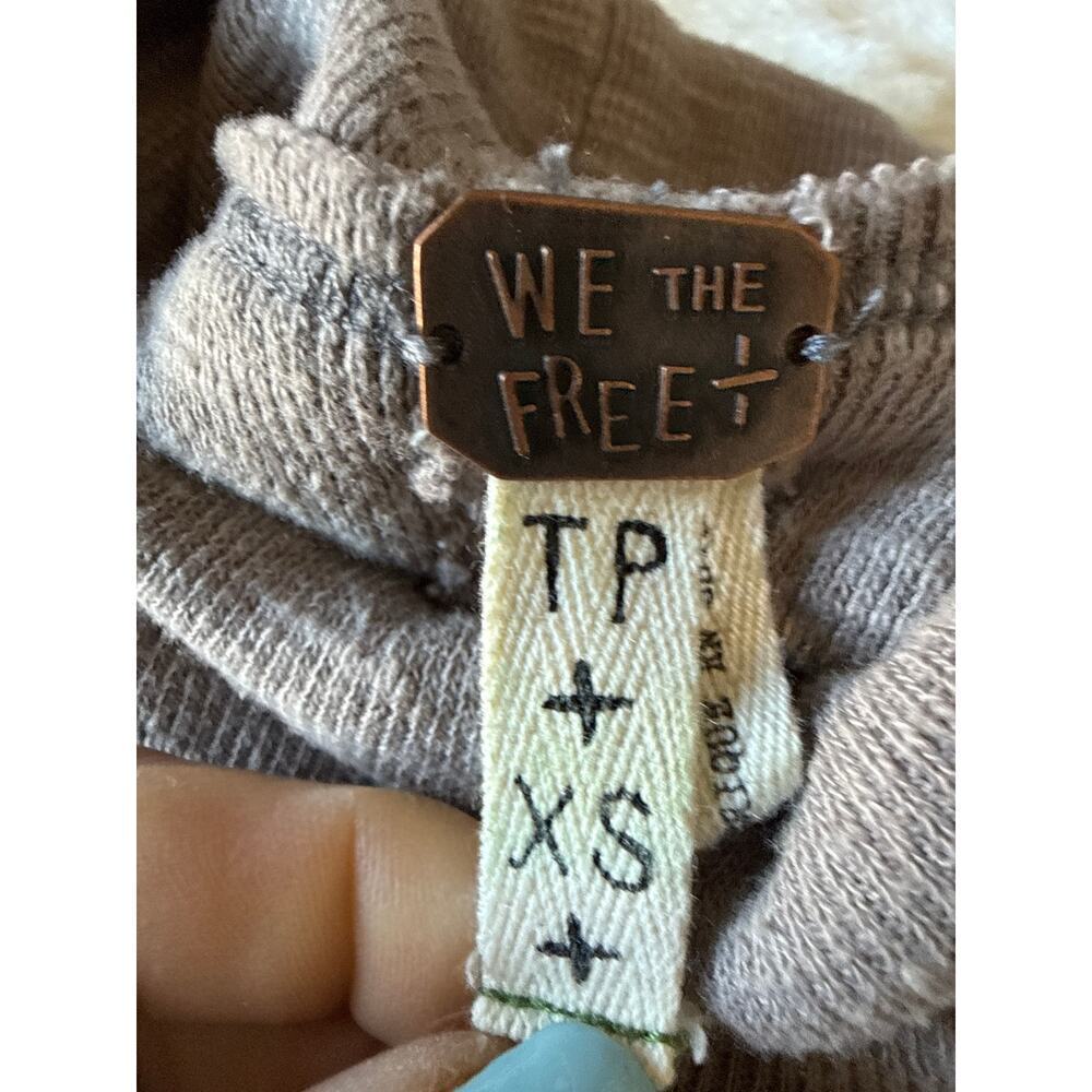 Free People We The Free Turtle Neck Slit Back Hi-Lo Sweater Size XS Taupe - Picture 11 of 14